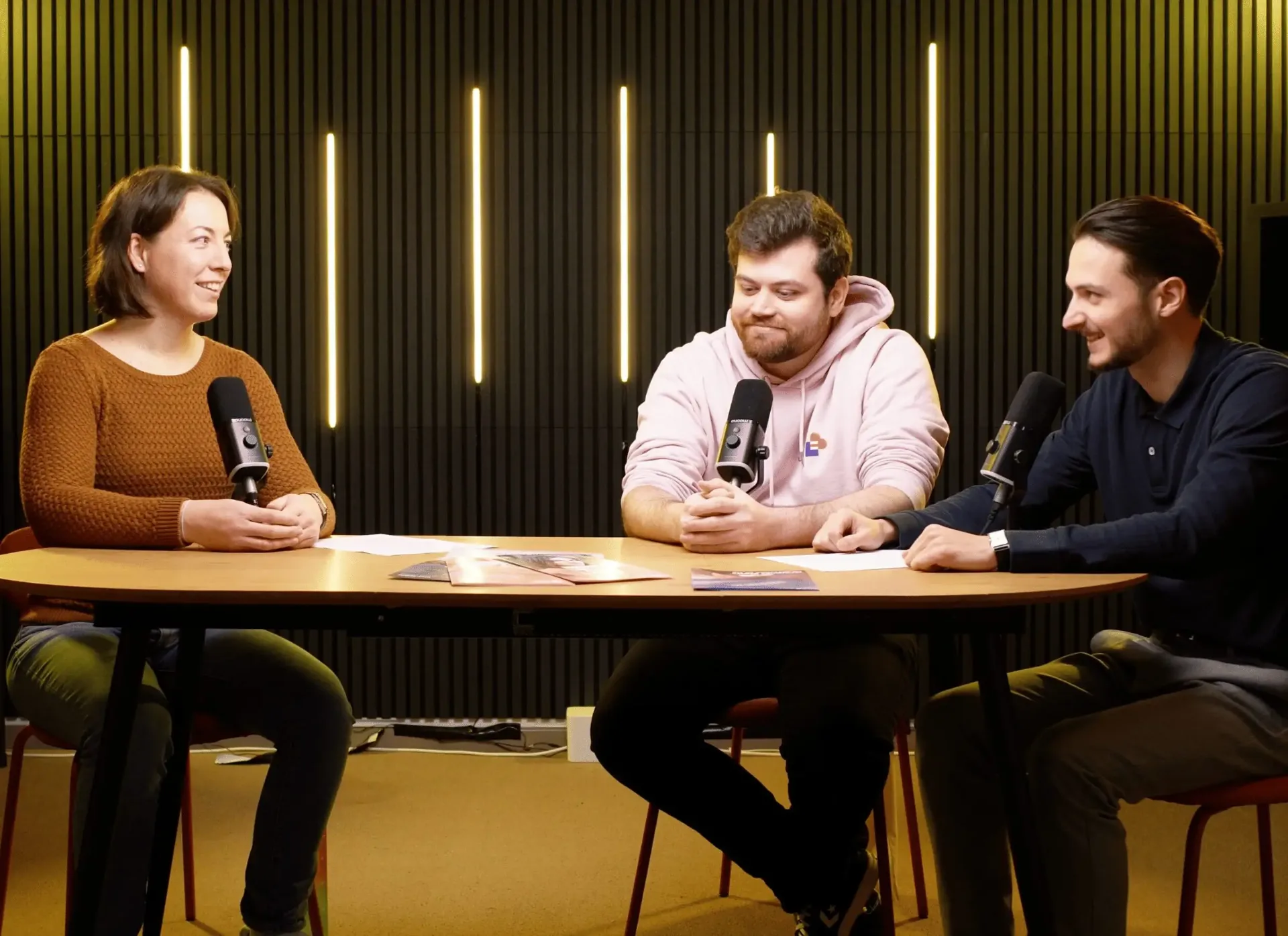 3 invités en table ronde lumière dorée